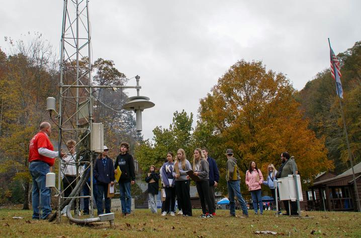 Students learning about meteorology and climatology Students learning about meteorology and climatology