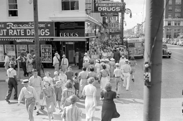 black and white photo of crowds crossing the street in downtown Lexington