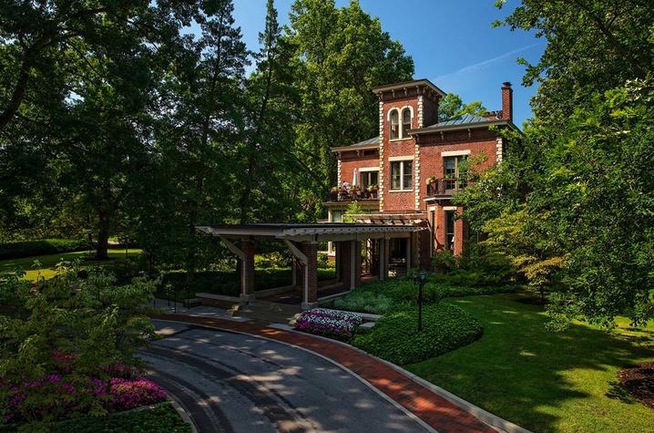 Exterior image of Maxwell Place on UK campus