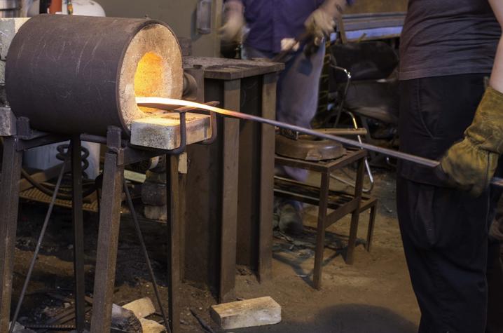 photo of metalworking class at UK Fine Arts Institute