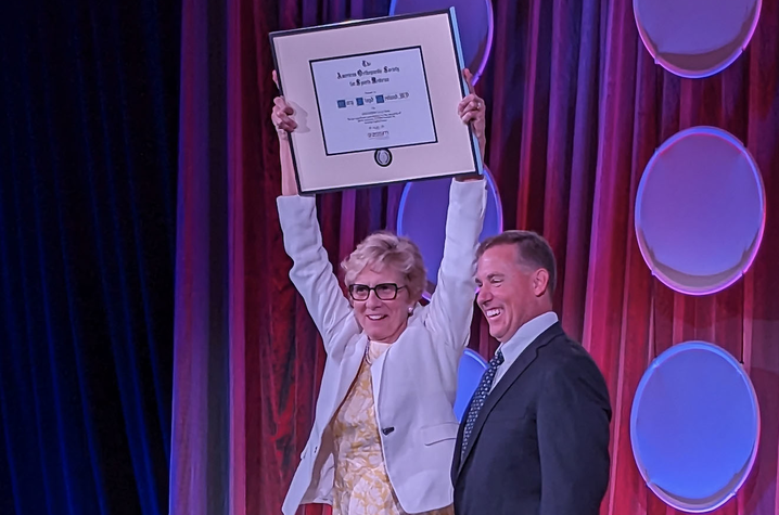 Dr. Mary Lloyd Ireland at the AOSSM Hall of Fame ceremony