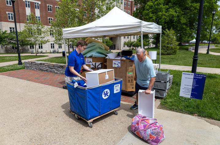 Ryan Lark, zero-wast specialist in Facilities Management, helped a parent move donated items during move-out.
