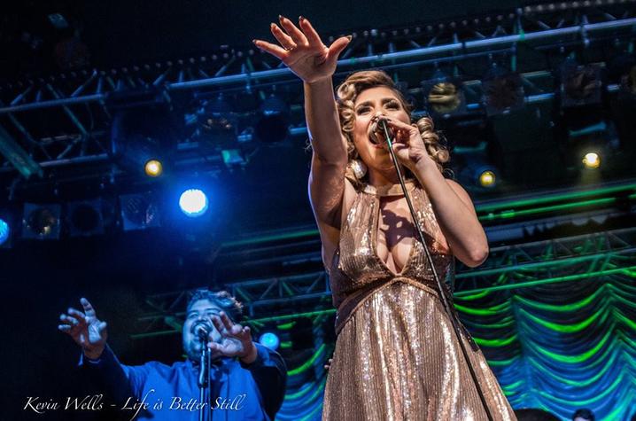 photo of 2 vocalists from Postmodern Jukebox performing