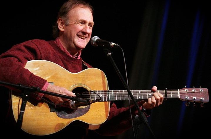 photo of Robert Tincher playing guitar at microphone