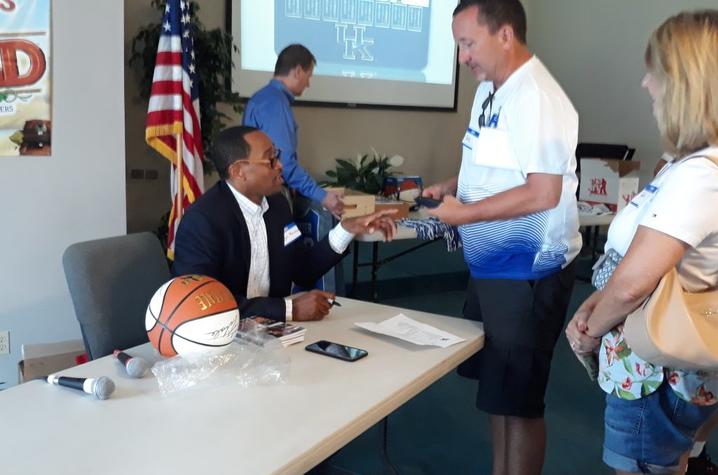 Reggie Hanson meets with fans. Photo by Larry Vaught, courtesy of The Advocate-Messenger
