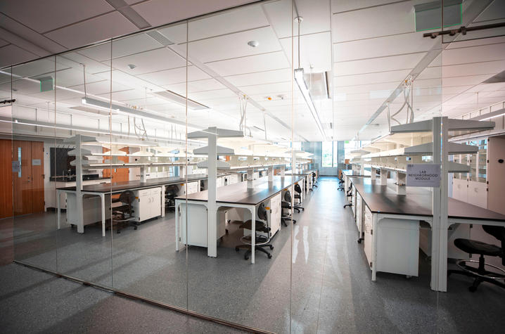photo of lab in Research Building 2