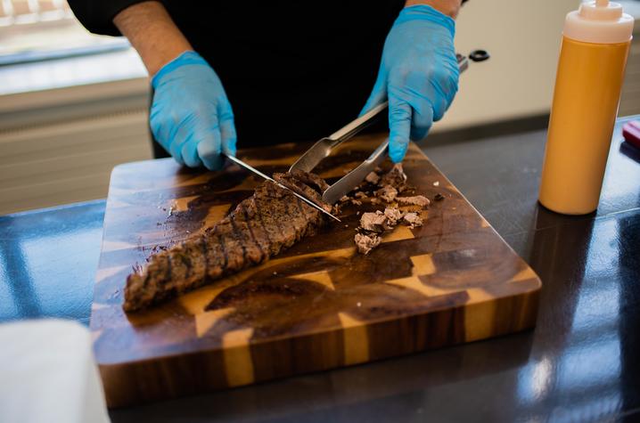 Food organizer cuts steak on cutting board