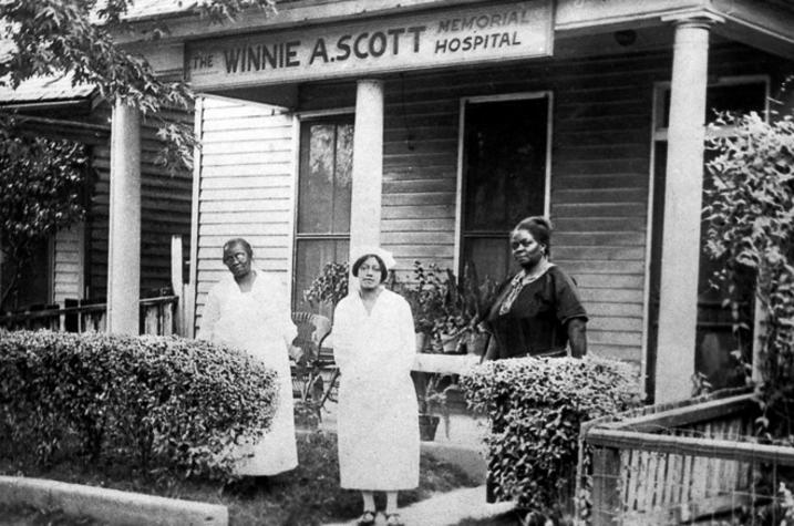 1915 photo of 2 women with Winnie A. Scott in front of Winnie A. Scott Hospital in Frankfort
