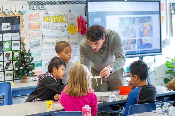 For unit day, UK students learn to develop activities for an interdisciplinary unit that includes literacy, along with social studies or science. Photo by Amanda Nelson.