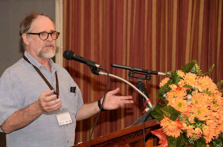 Mark Whitaker leads a discussion of religion at Sri Lanka conference