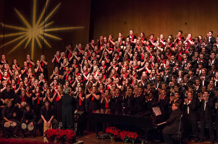 photo of hundreds of performers at "Collage"