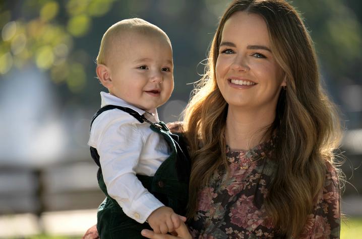 Image of Sarah Damron holding baby Reid