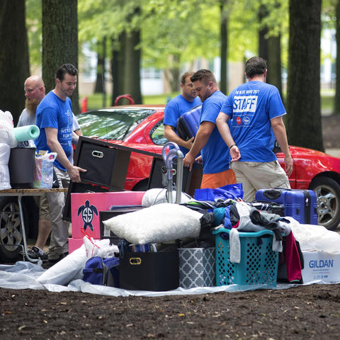 Volunteers Helping with UK Move-In 2017