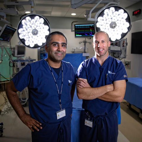 Photo of Dr. Moamen Gabr and Dr. Jordan Miller in operating room