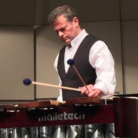 photo of Andy Harnsberger performing