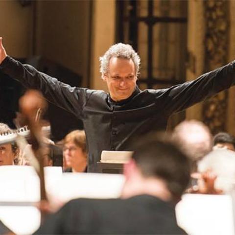 photo of conductor of Cincinnati Symphony Orchestra before orchestra