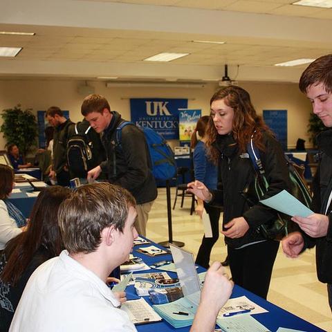 Students attend Grad Salute to plan for UK Commencement