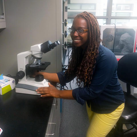Aria Byrd working in the Fillmore Brainson Lab