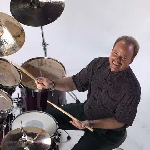 photo of Steve Houghton playing drums