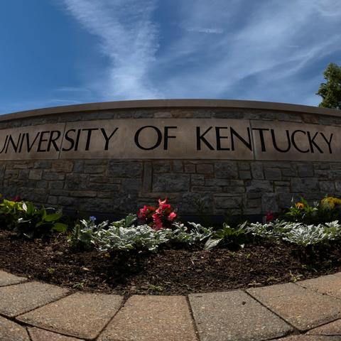 photo of University of Kentucky on stone fence at front gate of UK campus