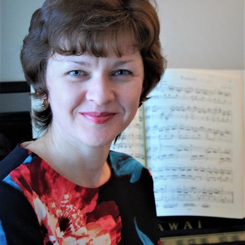 photo of Elena Dorozhkina seated at piano